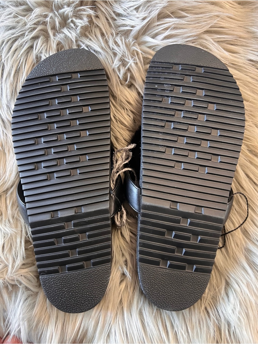 NWT Roam furry love cloud sandal - Picture 4 of 4